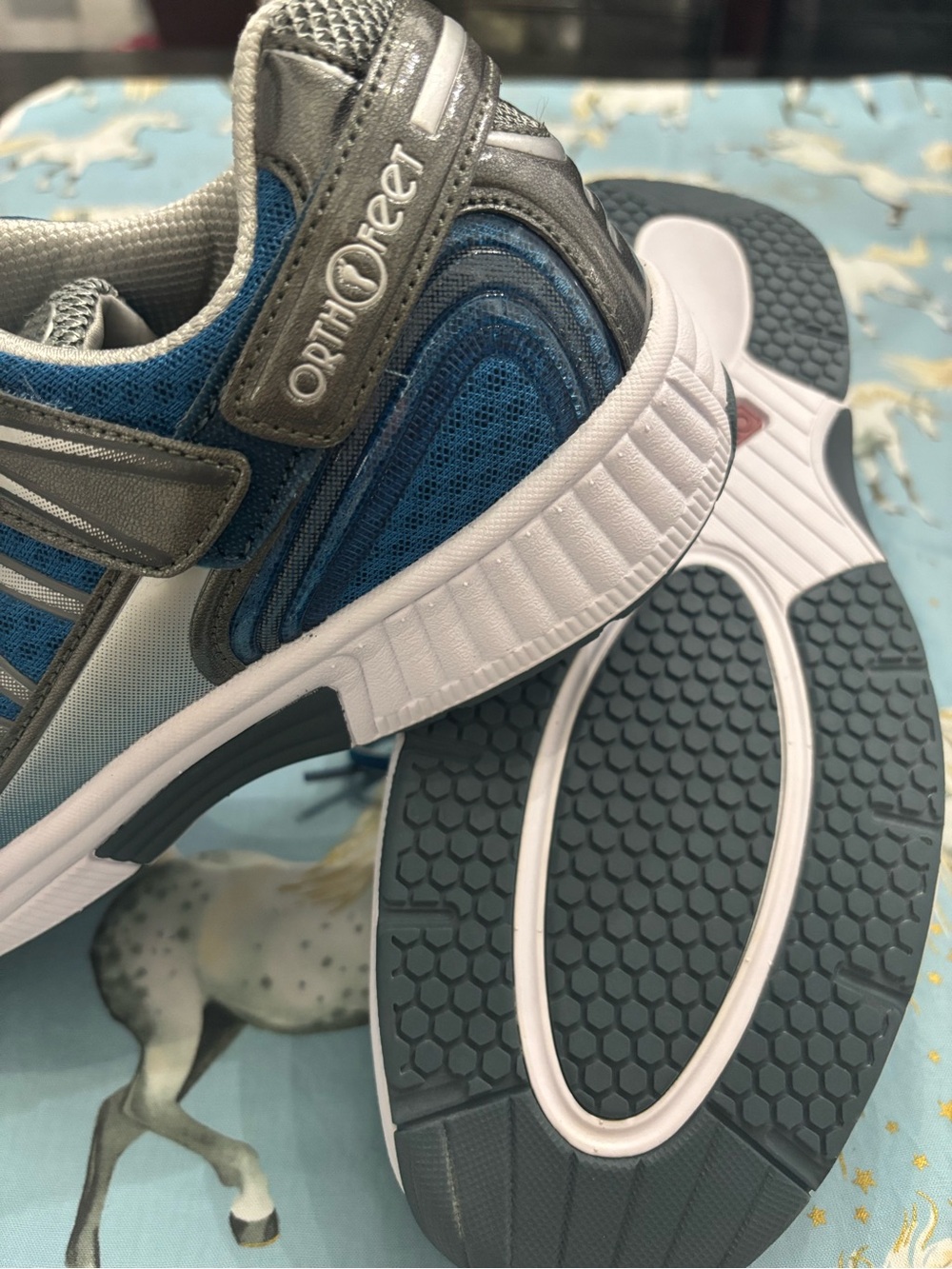 NWOT OrthoFeet Tie-less Sneakers, 10 Extra Wide